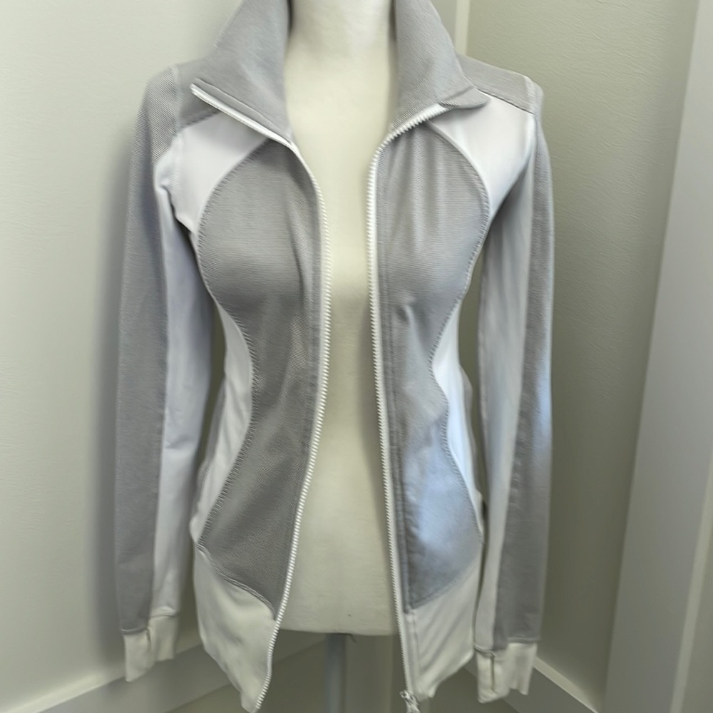 Lululemon long sleeve zipper front.